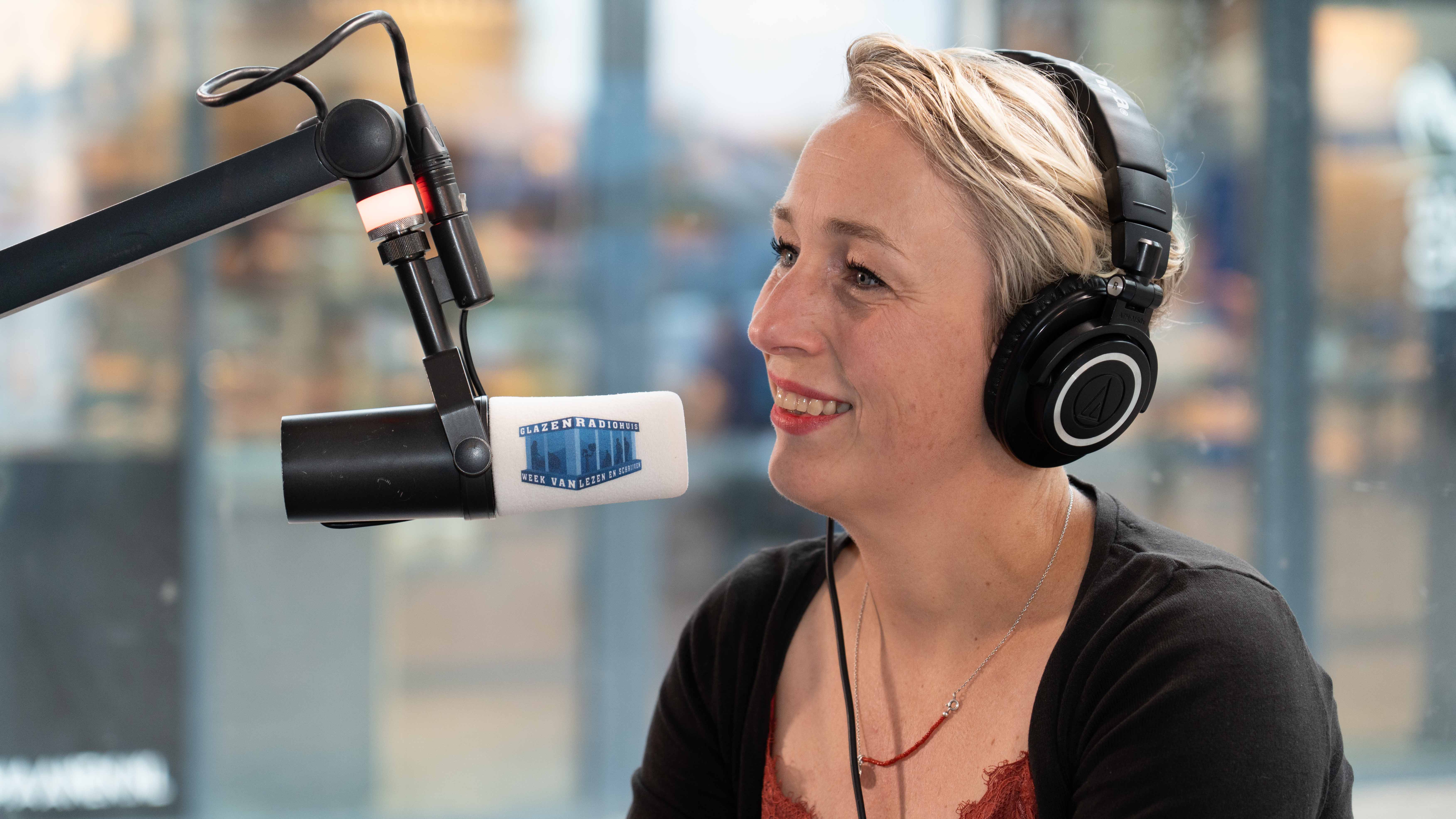 [VIDEO] Bas Gemmink en Wieteke Huijzer van Stichting Lezen en Schrijven te gast in het Glazen Radiohuis