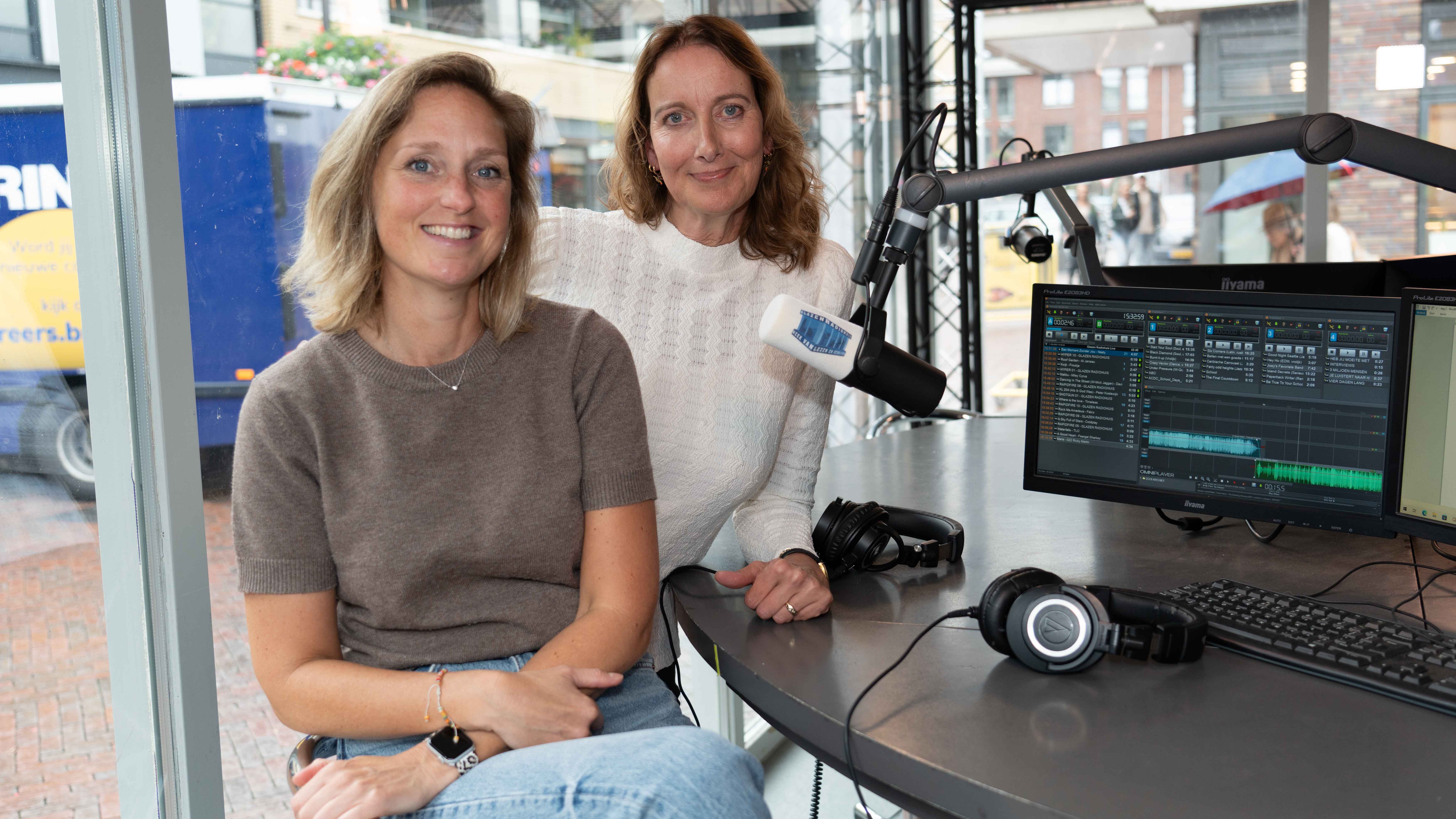[VIDEO] Marion de Pender en Sandra van der Woude van Stedelink te gast bij het Glazen Radiohuis