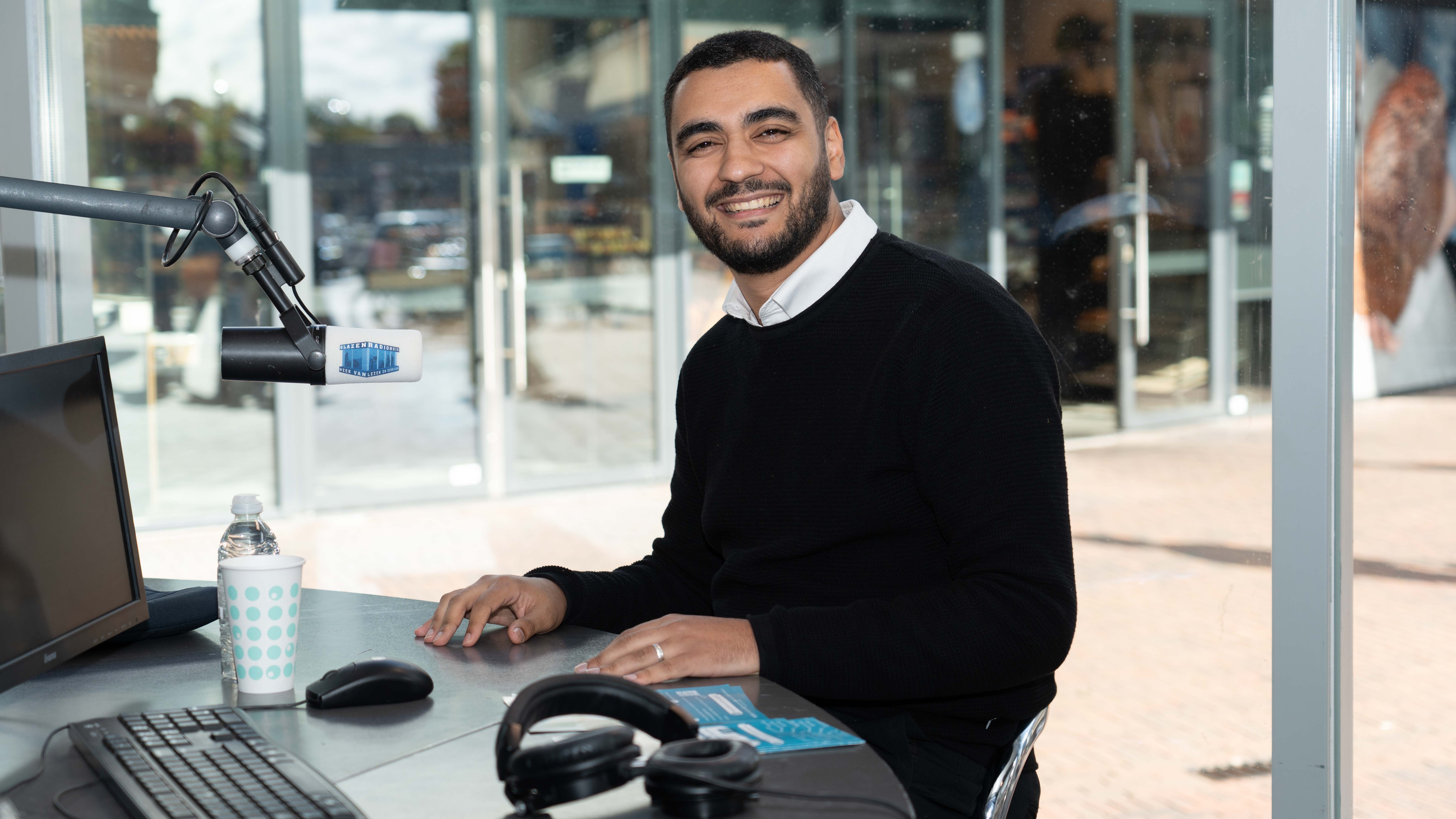 Imad Hader van Stichting Sakiena te gast in het Glazen Radiohuis