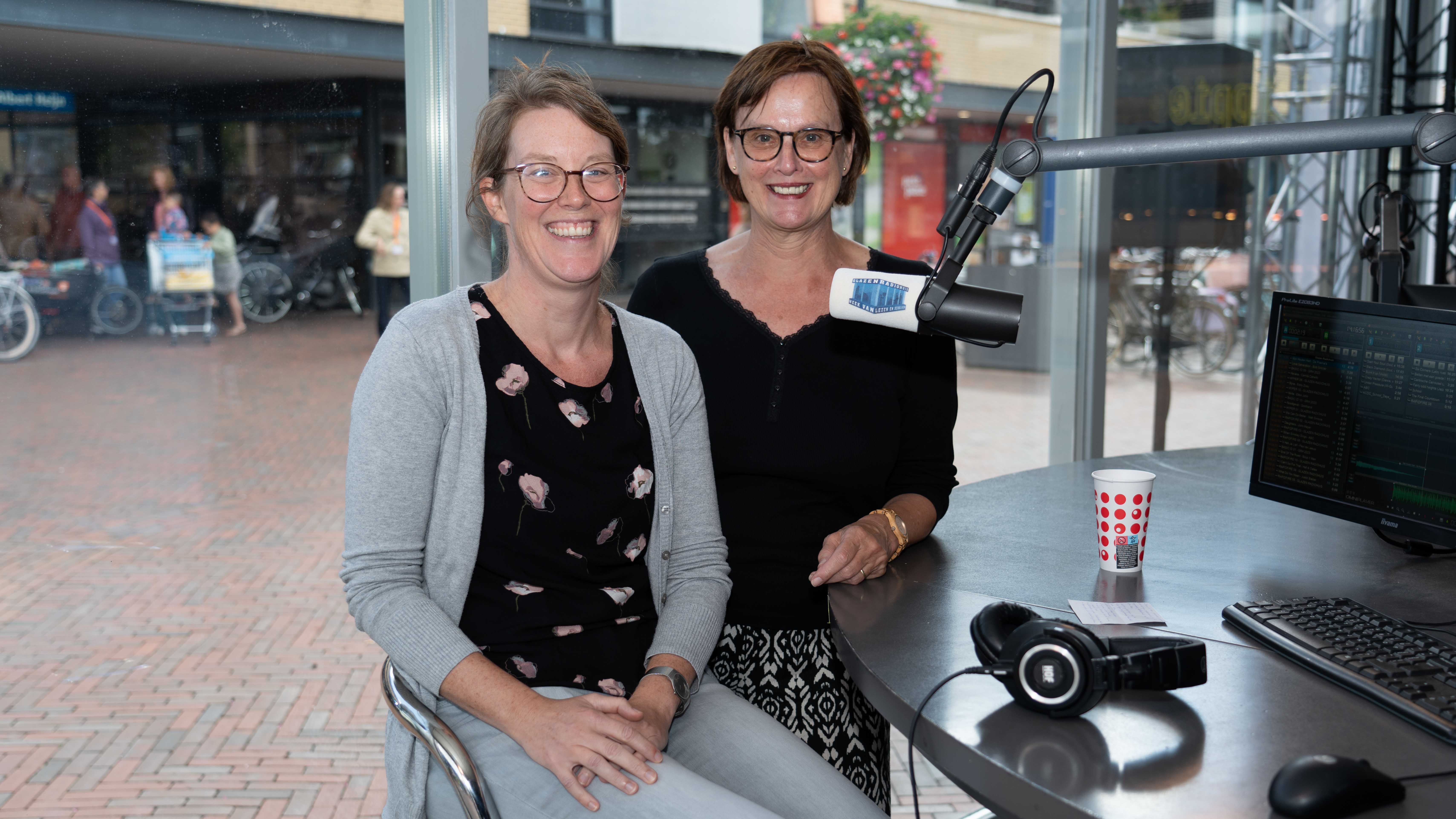 [VIDEO] Vrijwilliger Bernadette Bos en intern begeleider Eefje Blok te gast in het Glazen Radiohuis