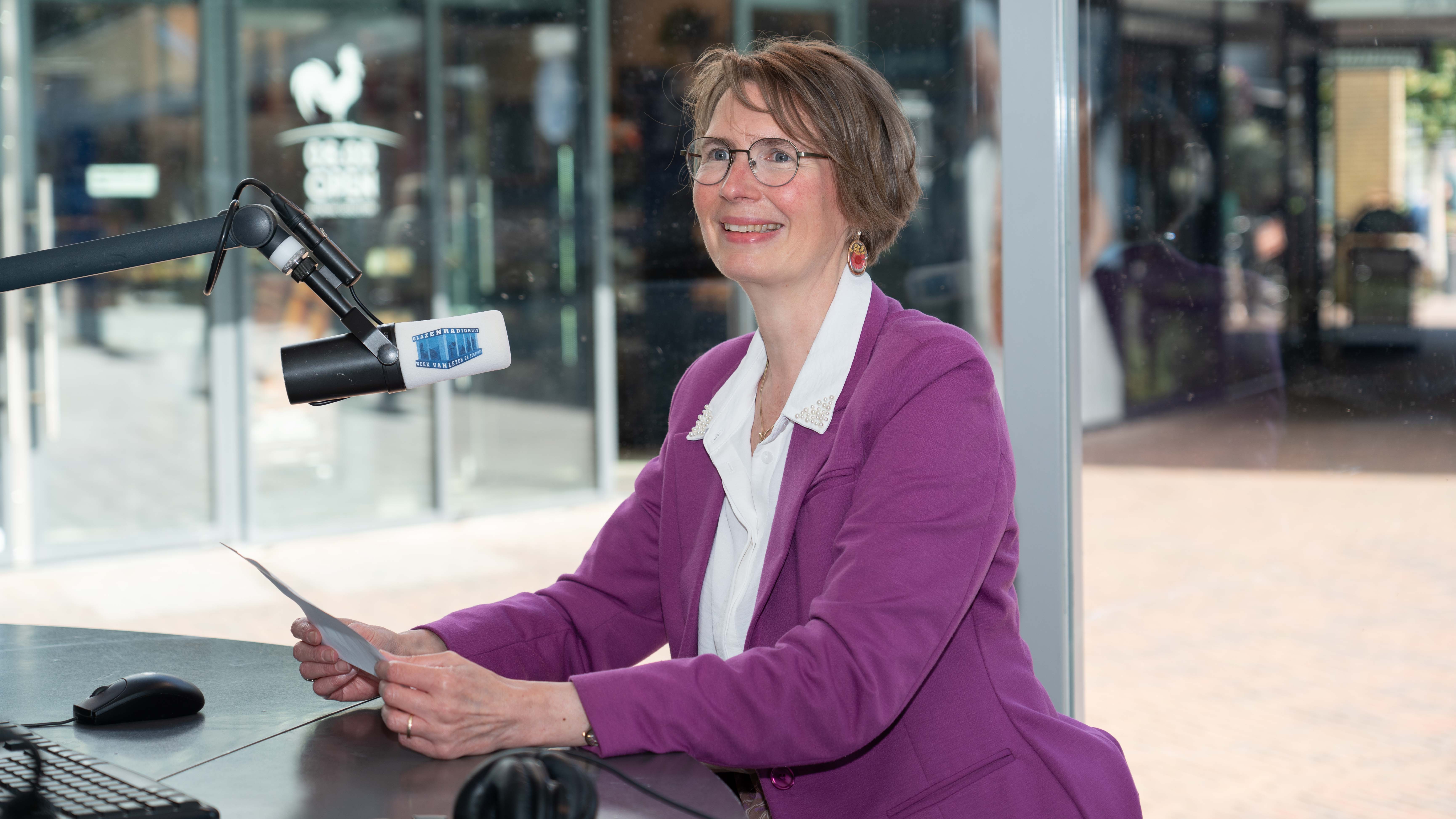 [VIDEO] Liseth te gast in het Glazen Radiohuis en deelt poëzie