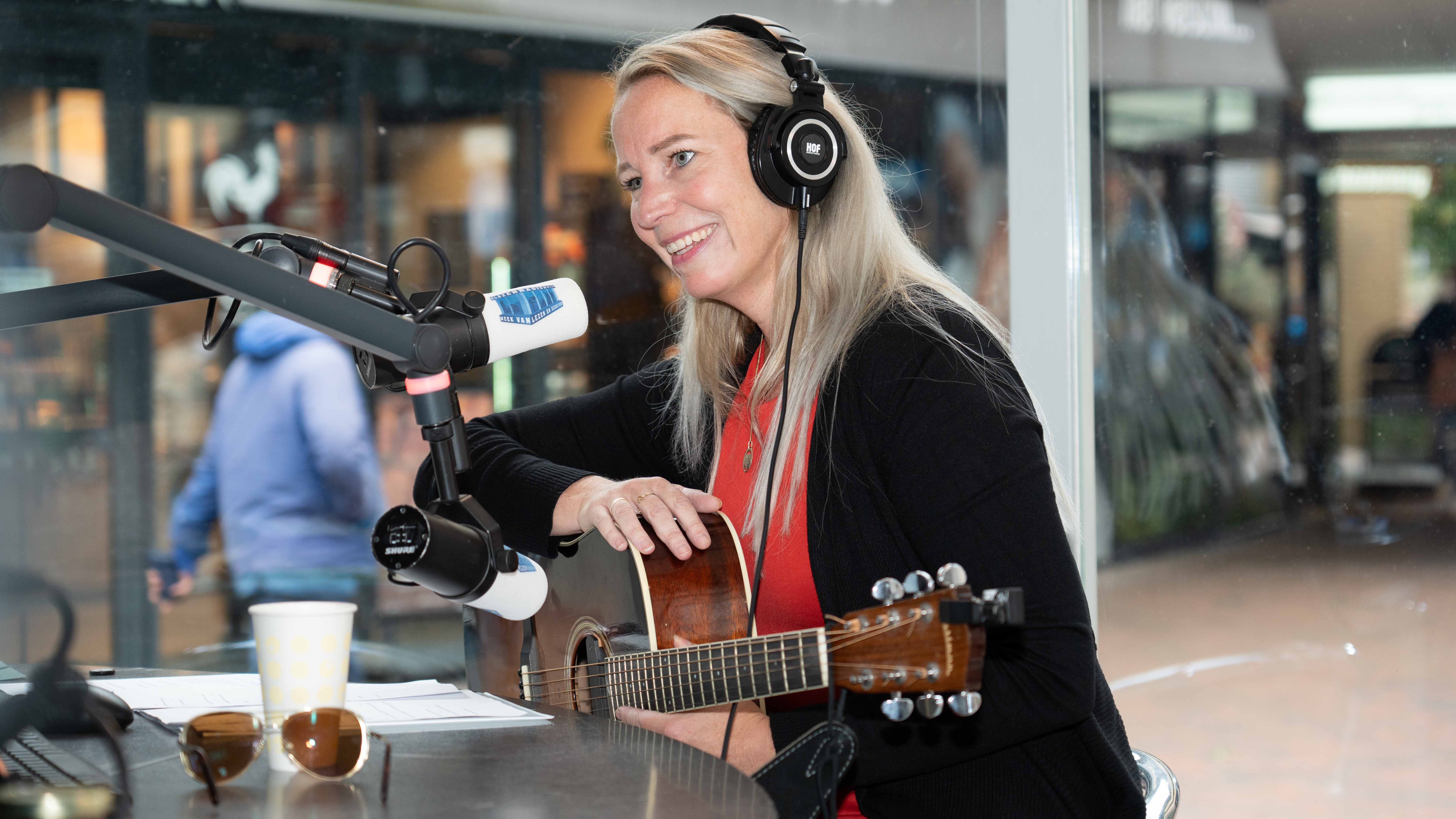 [VIDEO] Adviseur taal Marjolein Kool zingt een lied als gast bij het Glazen Radiohuis