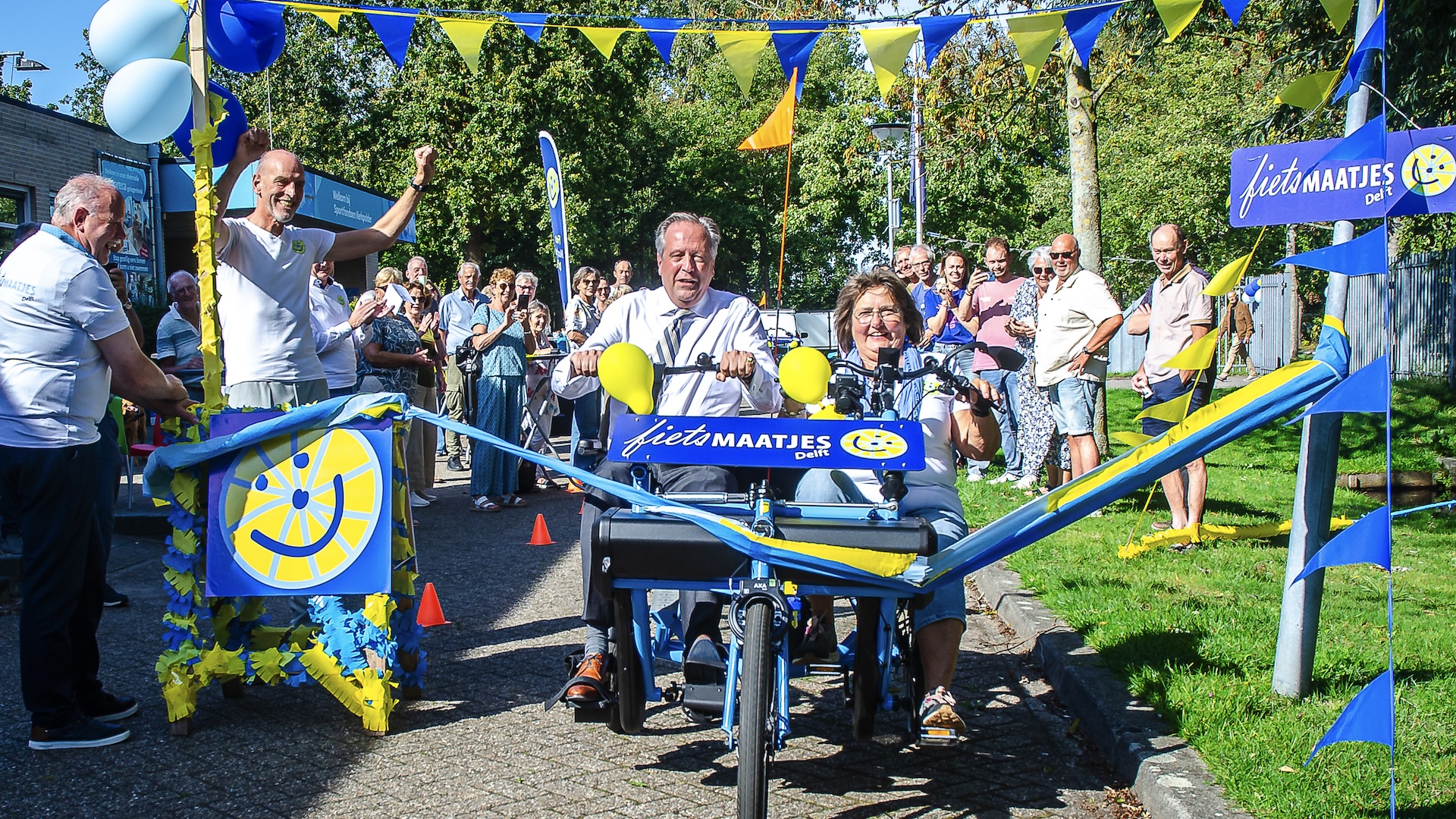 Burgemeester gaat door het lint bij opening Fietsmaatjes Delft