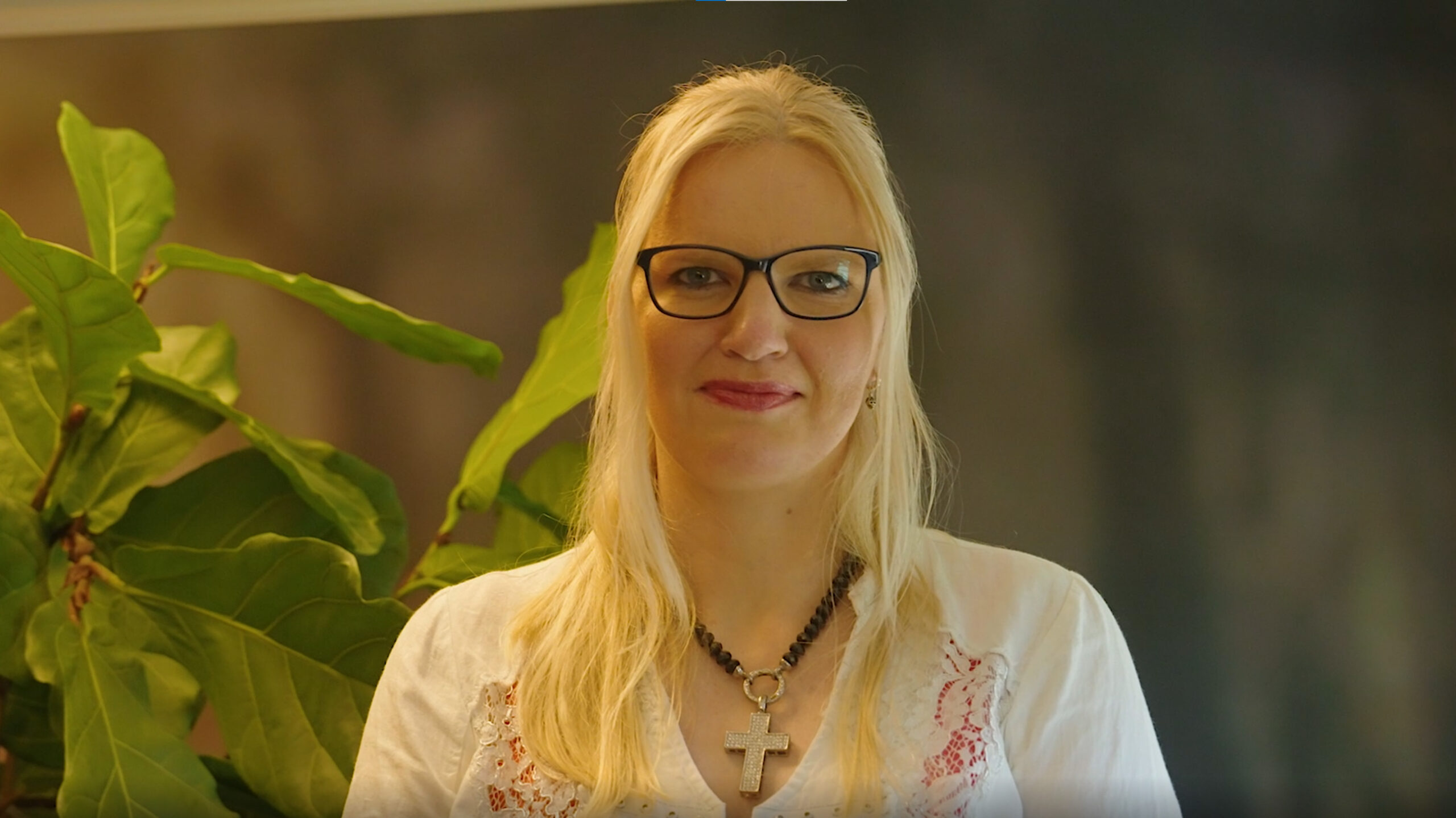 Dajandra van Loo van Stichting Lezen en Schrijven te gast bij het Glazen Radiohuis