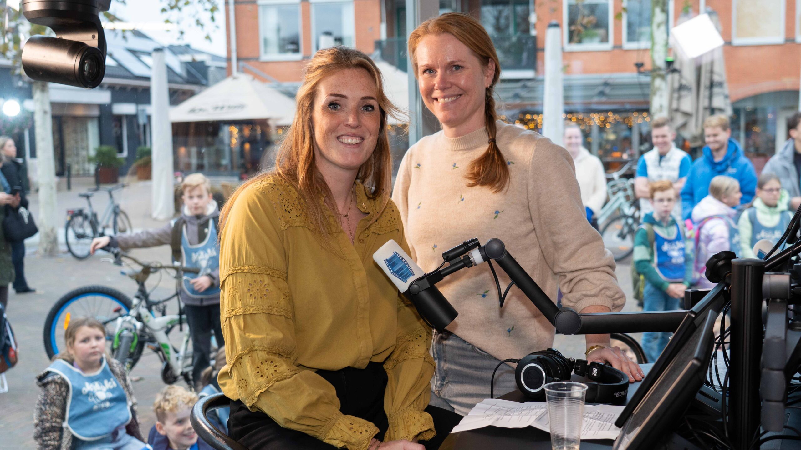 Fabienne Hout en Cynthia Hagen te gast bij het Glazen Radiohuis Fabienne Hout en Cynthia Hagen te gast bij het Glazen Radiohuis