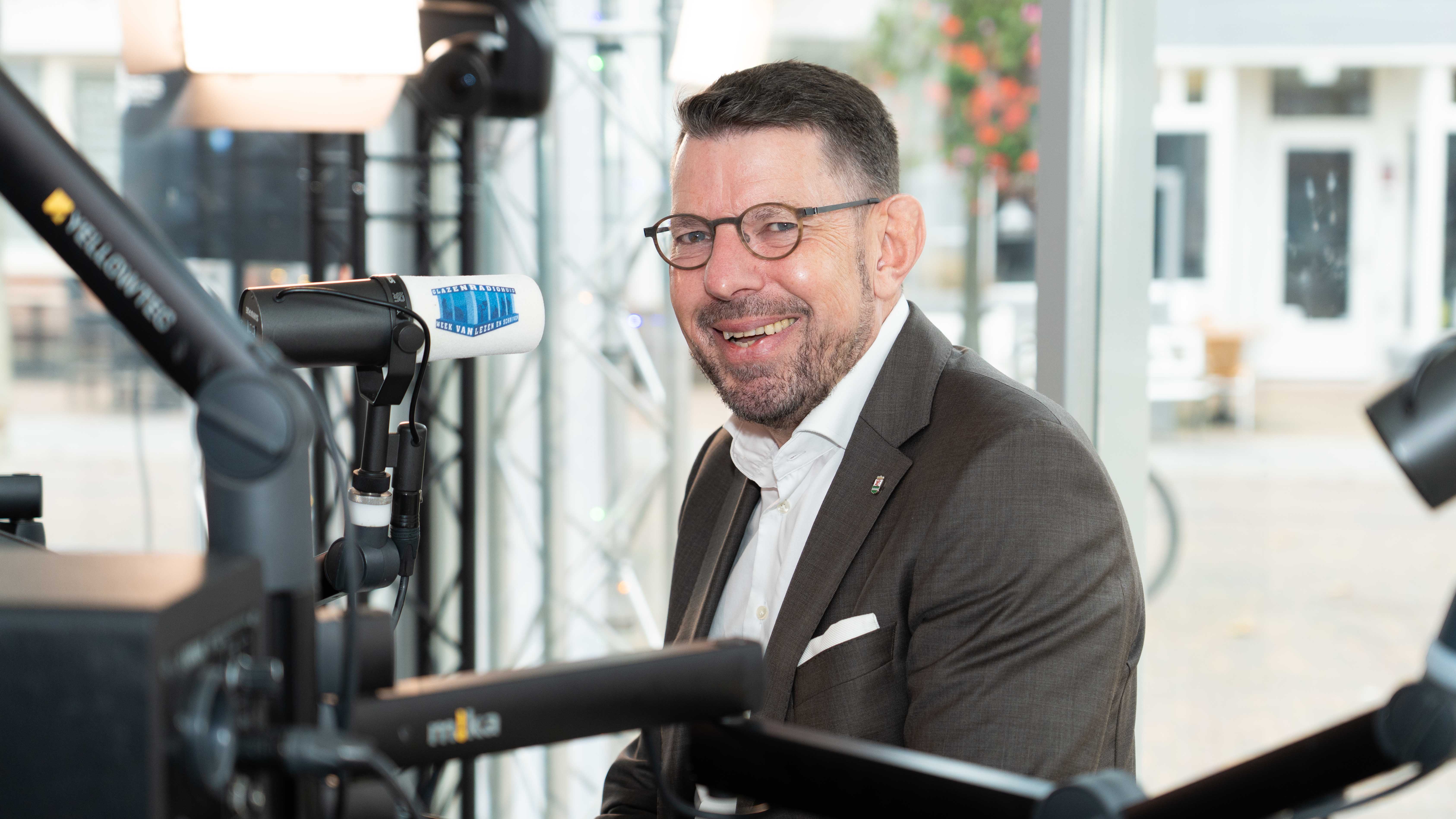 Bouke Arends te gast bij het Glazen Radiohuis Bouke Arends te gast bij het Glazen Radiohuis