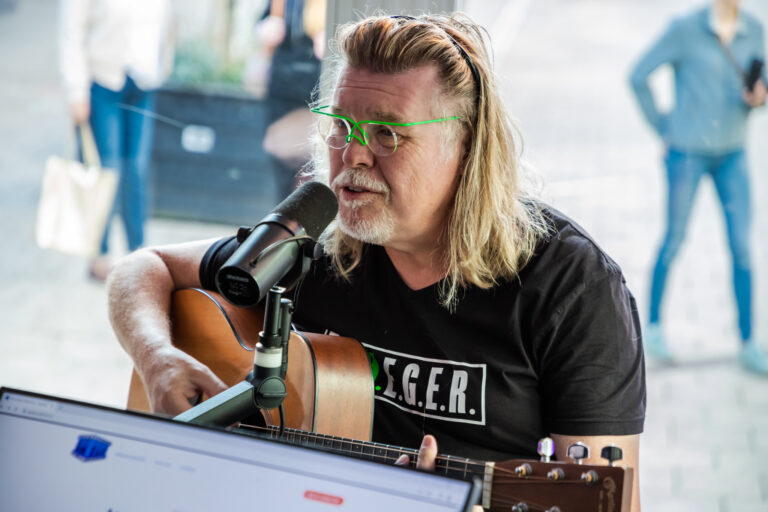 Taalambassadeur en liedjesschrijver René Karst (59) overleden Taalambassadeur en liedjesschrijver René Karst (59) overleden